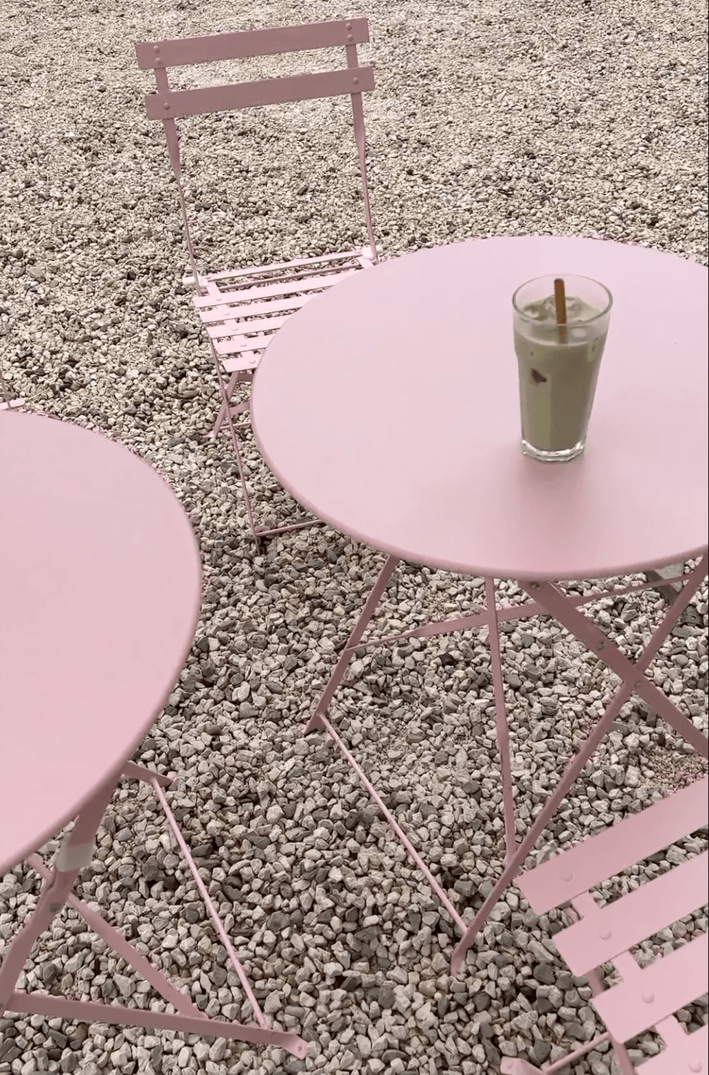 Café-Tisch mit Matcha